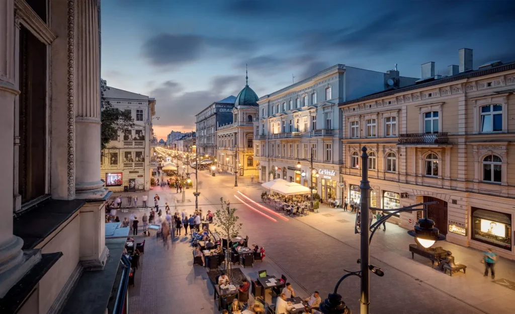 widok na budynek FERN od deptaku Piotrkowska
