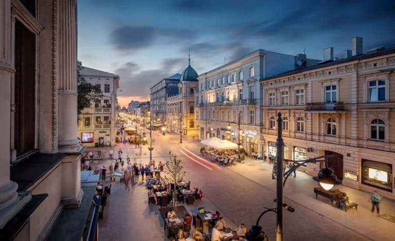 widok na budynek FERN od deptaku Piotrkowska